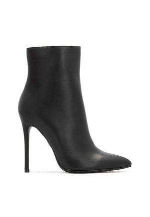 Černý kožený kotníkový bot s špičatou špičkou a jehlovým podpatkem, s hladkou strukturou a elegantním, minimalistickým designem.