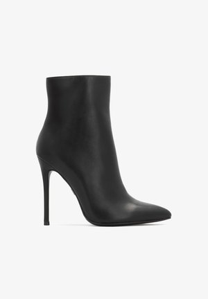 Melnas ādas potītes zoles zābaki ar smailu purngalu un stiletto papēdi, kas izceļas ar gludu tekstūru un elegantu, minimālistisku dizainu.