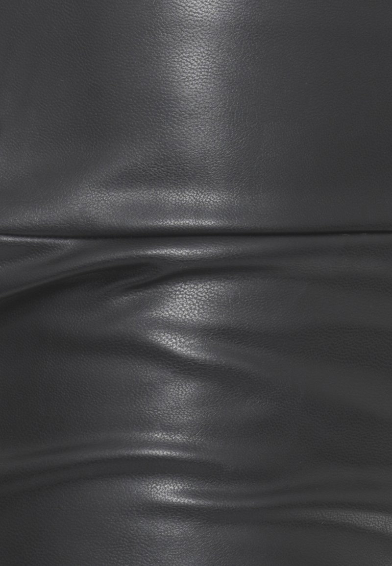 Materiale in pelle nera con una superficie texturizzata, caratterizzato da lievi pieghe e rughe, creando un aspetto liscio ma dinamico.