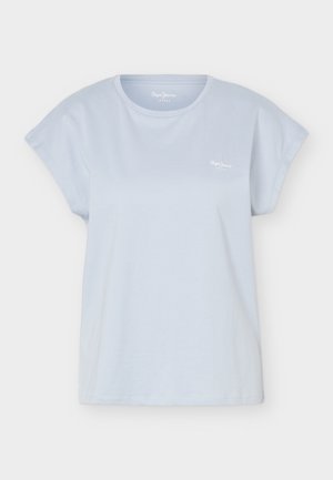 Jasnoniebieska koszulka z krótkim rękawem i okrągłym dekoltem, z małym białym logo na lewej piersi, prezentowana na białym tle.
