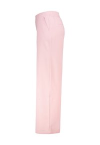 Roze wijde broek met een elastische tailleband, voorzien van zijzakken en een gladde textuur. Gemodelleerd vanuit een zijaanzicht.
