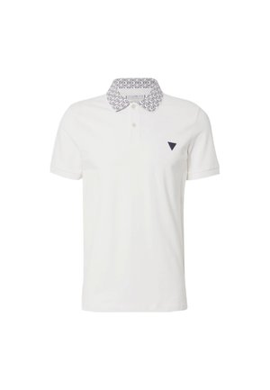 Camisa polo blanca con un cuello azul marino estampado, que cuenta con dos botones y un pequeño logo triangular en azul marino en el pecho. Textura de tela suave.