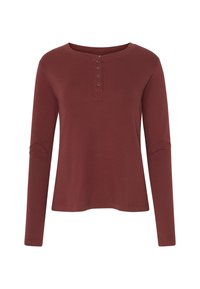 Top burdeos de manga larga con escote redondeado, tapeta con botones y tejido texturizado con un patrón sutil.