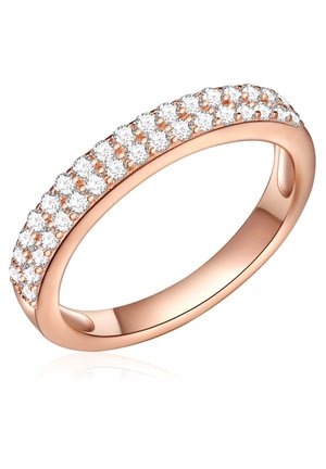 Bague en or rose présentant un anneau décoré de pierres précieuses claires taillées en brillant, disposées en une ligne droite sur le dessus.