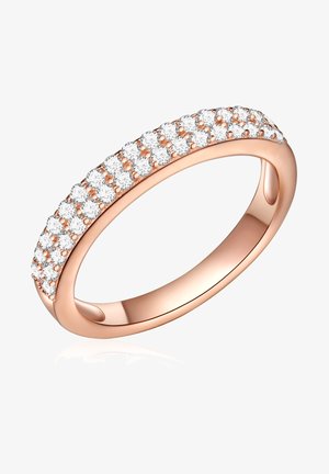 Anello in oro rosa con una fascia decorata da gemme trasparenti tagliate a brillante, disposte in fila diritta sulla parte superiore.