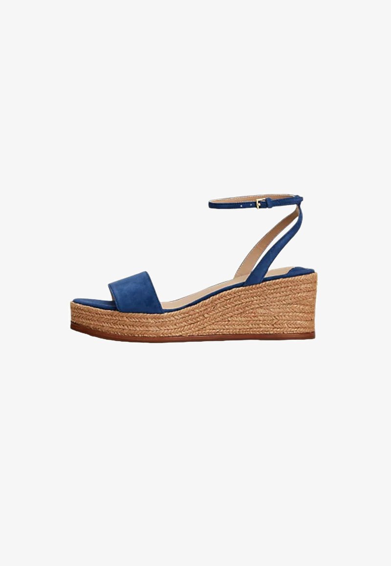 Blauwe suede sleehakken met een geweven jute platform, open teen, verstelbare enkelband en een zachte beige binnenzool.