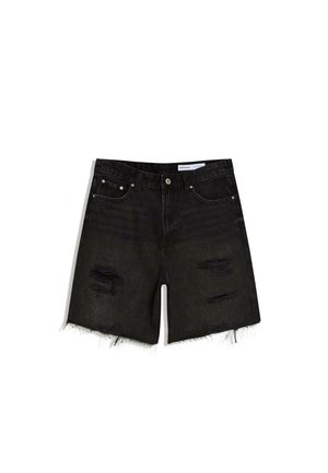 Schwarze Denim-Shorts mit ausgefransten Säumen und abgenutzten Flecken, ausgestattet mit Fronttaschen, Gürtelschlaufen und einem Knopfverschluss.