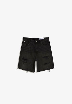 Pantaloni scurți din denim negru cu tivuri franjurate și pete uzate, cu buzunare frontale, găici pentru curea și închidere cu nasture.