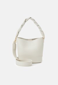 Torba typu bucket w jasnoszarej syntetycznej skórze, z plecionym uchwytem i regulowanym paskiem, o gładkiej fakturze i złotych akcentach metalowych.