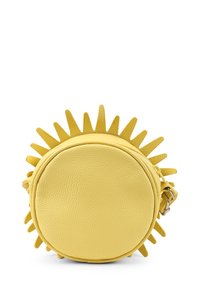 Ronde gele leren tas met een textuur op het oppervlak. Voorzien van uitstekende puntige accenten langs de bovenrand en een ritssluiting.