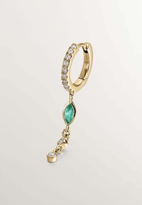 Pendiente de aro dorado con una fila de piedras claras, que presenta un diseño colgante con una gema verde y dos piedras claras adicionales.