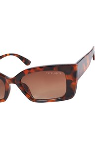 Ochelari de soare cu rame pătrate în model de cochilie de broască țestoasă, lentile maro tintate și branding subtil pe braț. Model texturat cu finisaj lucios.