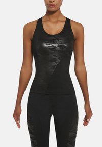 Czarny sportowy top bez rękawów o smukłym designie, z błyszczącym wzorem w moro i gładką teksturą, zestawiony z czarnymi legginsami.