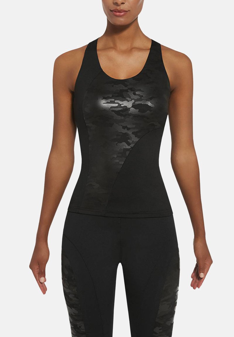 Czarny sportowy top bez rękawów o smukłym designie, z błyszczącym wzorem w moro i gładką teksturą, zestawiony z czarnymi legginsami.