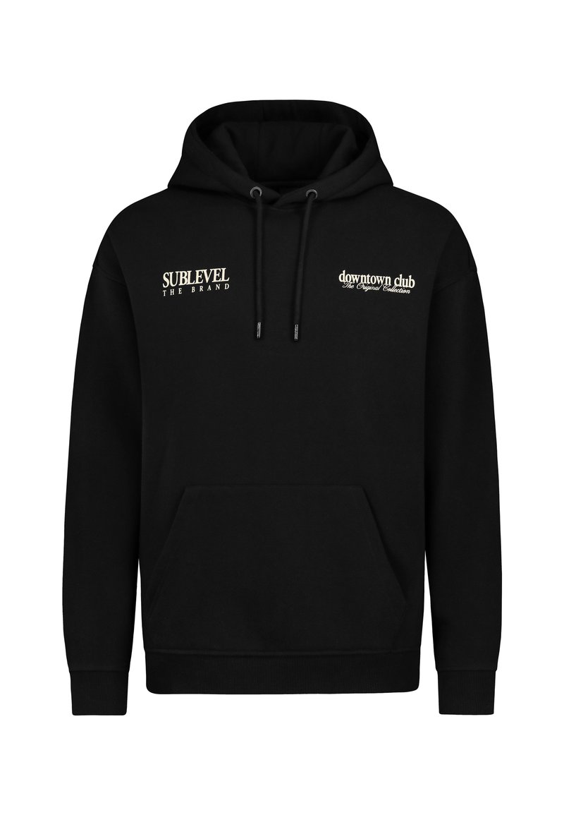 Schwarzer Hoodie mit vorderer Kängurutasche, verstellbare Kapuze und Druck in weißen und goldenen Buchstaben: "SUBLEVEL" und "downtown club."