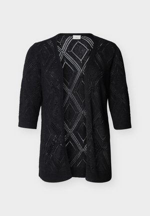 Černý otevřený pletený kardigan s krajkovými vzory ve tvaru diamantů a tříčtvrtečními rukávy na jednoduchém světlejším pozadí.