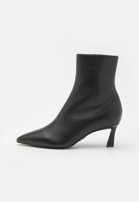 Unselected, black 
