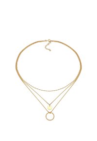 Collier plaqué or avec trois chaînes de différentes épaisseurs, mettant en avant un pendentif circulaire lisse et un accent en cercle tressé.