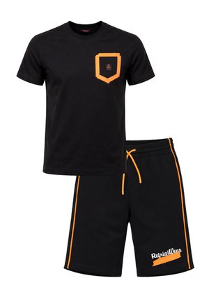 T-shirt nera a maniche corte con taschino sul petto bordato di arancione e pantaloncini neri con strisce laterali arancioni e coulisse, con scritte bianche e arancioni.