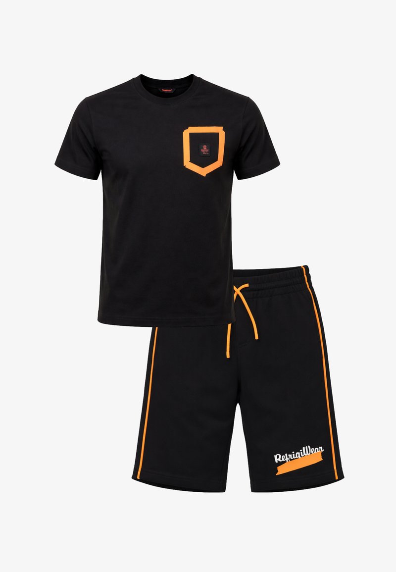 T-shirt nera a maniche corte con taschino sul petto bordato di arancione e pantaloncini neri con strisce laterali arancioni e coulisse, con scritte bianche e arancioni.