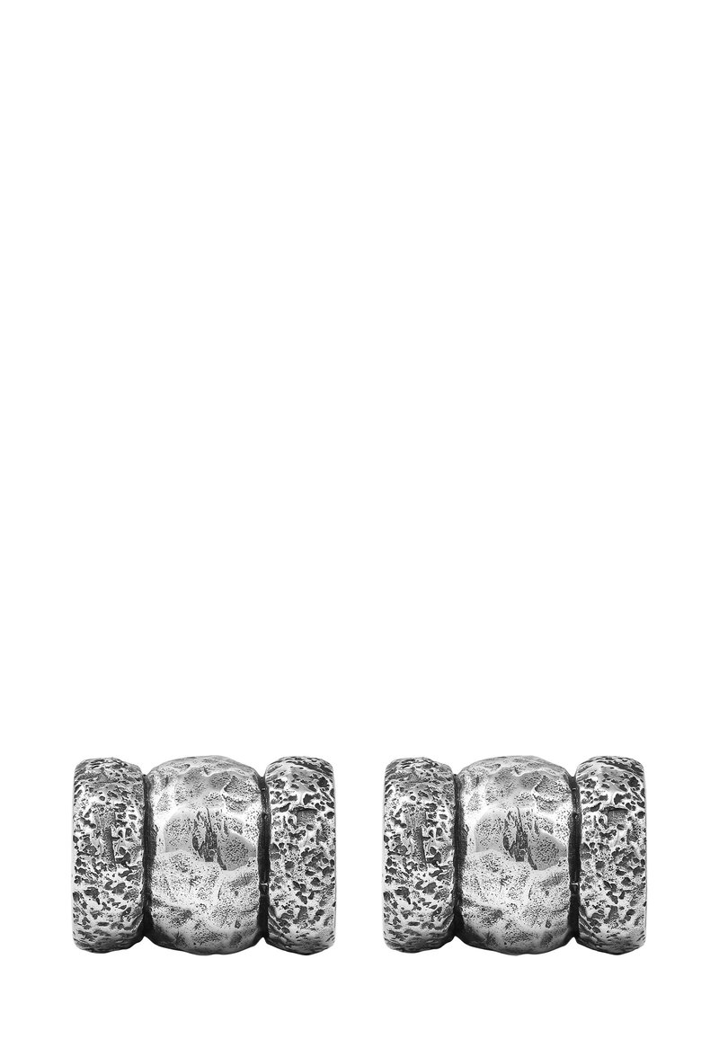 Silberohrringe mit vier strukturierten Perlen in unterschiedlichen Oberflächen, darunter polierte und matte Flächen, die einen auffälligen Kontrast bilden.