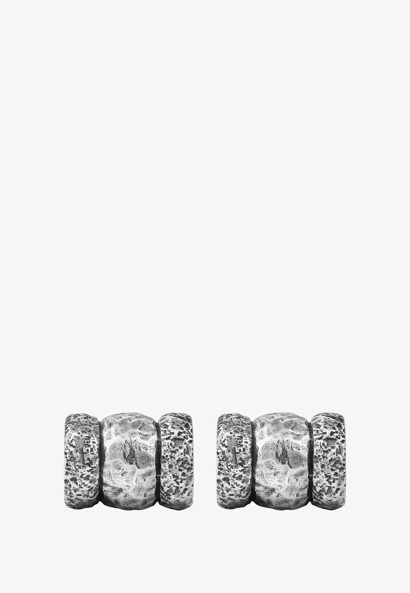 Silberohrringe mit vier strukturierten Perlen in unterschiedlichen Oberflächen, darunter polierte und matte Flächen, die einen auffälligen Kontrast bilden.