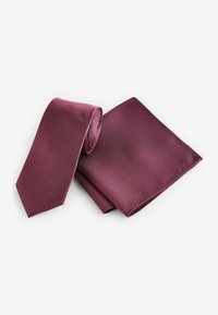 Burgundy teksturado silkki solmio ja vastaava taskuliina, jossa on hienovarainen geometrinen kuvio, rullattu solmio terävällä päällä, sileä pinta.