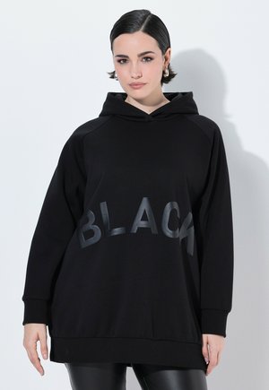 Musta huppari, jossa on rohkea "BLACK"-teksti. Ominaisuuksiin kuuluvat rento istuvuus, pitkät hihat, ribbaamalla viimeistellyt hihansuut ja sileä pinta.