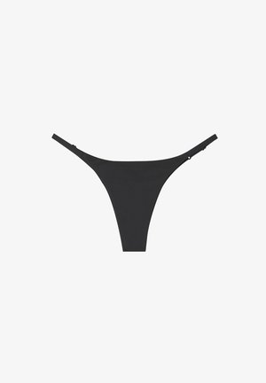 Tanga negra con tirantes finos, diseño sin costuras y una tela suave y elástica para mayor comodidad. Estilo minimalista sin patrones ni acentos.