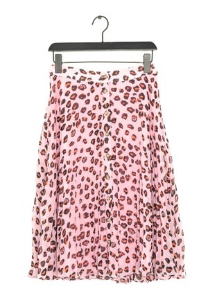 Rosa plisserad midikjol med orange och svart leopardmönster, framknäppning, hängande på en svart galje mot en vit bakgrund.