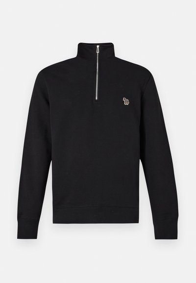 Μαύρο πουλόβερ με μακριά μανίκια, ψηλό γιακά και μπροστινό μισό φερμουάρ, με μικρό πολύχρωμο λογότυπο ζέβρας στο αριστερό στήθος.