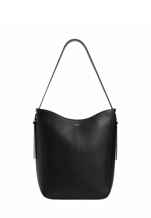 Bolso de hombro de cuero negro con una sola correa, costuras mínimas y un pequeño logo de la marca centrado cerca de la parte superior.