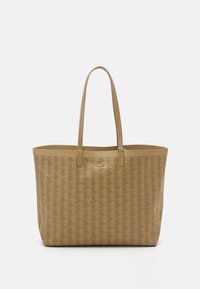 Sac cabas beige avec un motif géométrique en relief, doté de deux bretelles d'épaule et d'un logo discret à l'avant. Texture lisse.