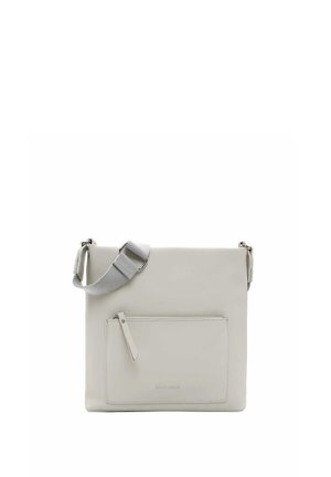 Borsa a tracolla in pelle grigia chiara con design piatto, tracolla in tessuto regolabile e tasca frontale con zip. Texture liscia.