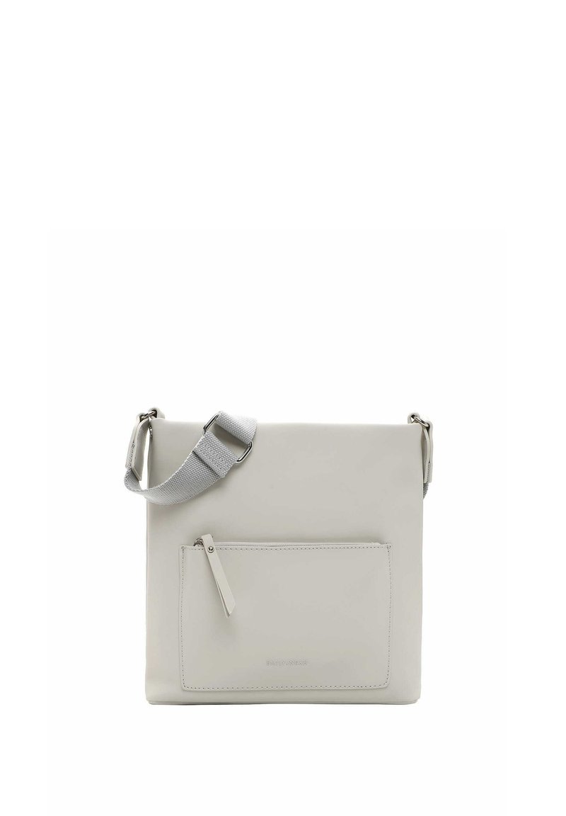 Borsa a tracolla in pelle grigia chiara con design piatto, tracolla in tessuto regolabile e tasca frontale con zip. Texture liscia.