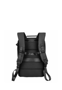 Zwarte rugzak met een gestructureerd ontwerp, gewatteerde schouderbanden, mesh accenten en verstelbare gespen. Glad, duurzaam materiaal met een elegante afwerking.