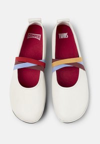 Vita läderballerinas med rund tå och elastiska remmar i röd, blå och gul, med en röd innersula som har "Camper" och "Twins" logotyper.