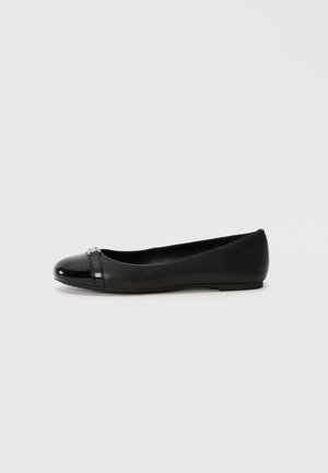 Shoe preto plano com bico redondo, apresentando uma tampa brilhante de patente e um corpo de couro texturizado, acentuado por um pequeno detalhe metálico.