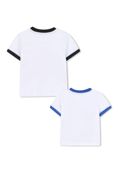 Dwie białe koszulki z kontrastującymi ściągaczami; jedna ma czarny ściągacz, a druga niebieski. Krótkie rękawy i prosty design.