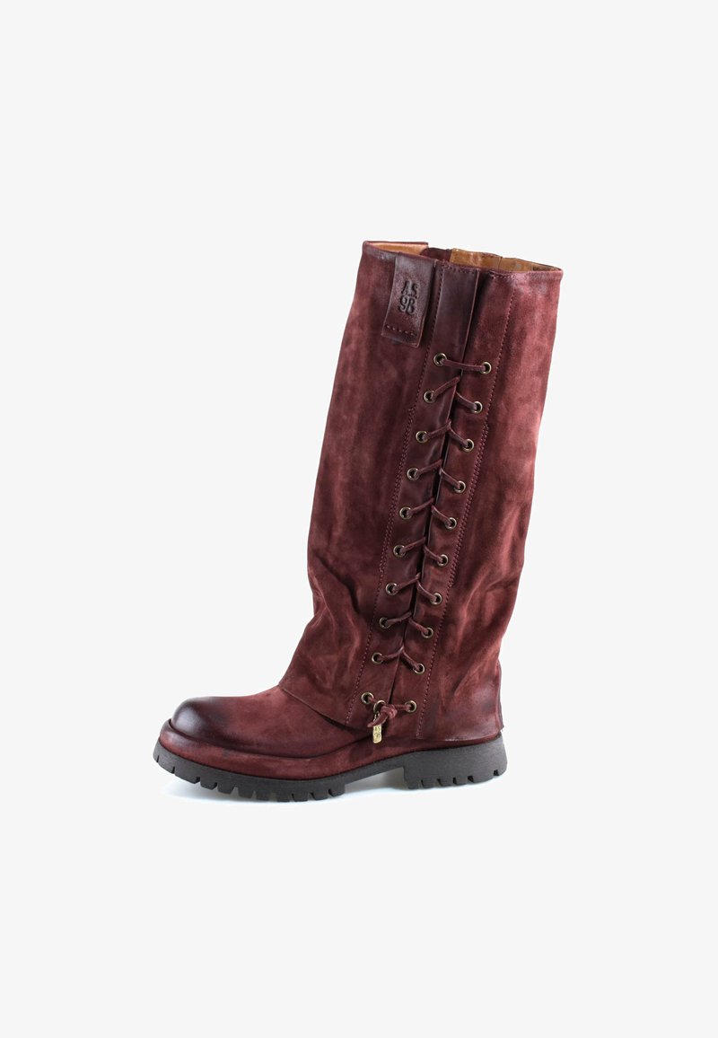 Botte haute en cuir rouge foncé avec lacets latéraux, semelle en caoutchouc robuste et petit logo embossé près du haut sur fond blanc.