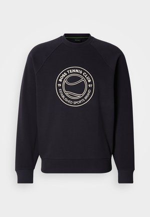 Marineblauwe sweatshirt met geribbelde manchetten, raglanmouwen en een ronde crèmekleurige tennislogo met de tekst "BOSS TENNIS CLUB" en het oprichtingsjaar.