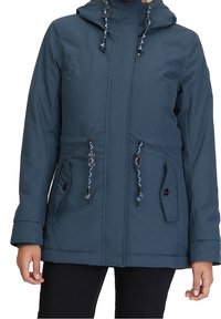Chaqueta parka ligera azul marino con capucha, que cuenta con cordones, dos bolsillos frontales y un material liso y resistente al agua.