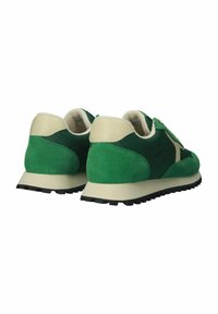Zelené semišové a syntetické športové tenisky s béžovými akcentami, polstrovaným golierom a textúrovanou gumovou podrážkou, ktoré majú nízky strih.