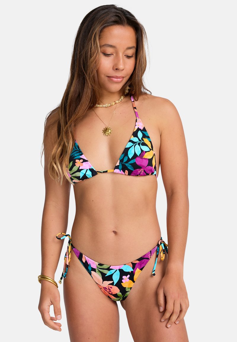 Costume da bagno floreale con sfondo nero, caratterizzato da un top triangolare e slip laterali con lacci. Realizzato in tessuto morbido con vivaci motivi di foglie e fiori.