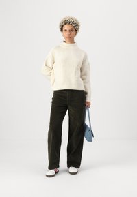 Vero Moda Petite VMTESSA PANTS - Hlače - forest night