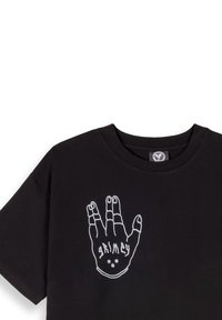 Camiseta de algodón negra con un gráfico blanco de una mano con líneas decorativas y el texto "GRIMY" debajo. Cuello redondo, mangas cortas.