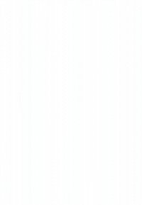 To unge piger sidder på en mands skuldre udendørs ved havet; alle smiler og nyder en solrig dag på stranden.