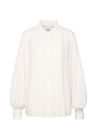 Blouse blanche à manches longues avec col pointu, boutonnage sur le devant et poignets froncés créant un effet de manches bouffantes.