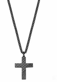 Collana in catena nera con pendente a croce testurizzato e un accento di striscia diagonale liscia. Il design è minimalista e moderno.