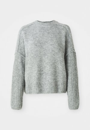 Pulover tricotat de culoare gri deschis, cu guler rotund, manșete cu nervuri și o croială lejeră, având modele texturate pe mâneci.